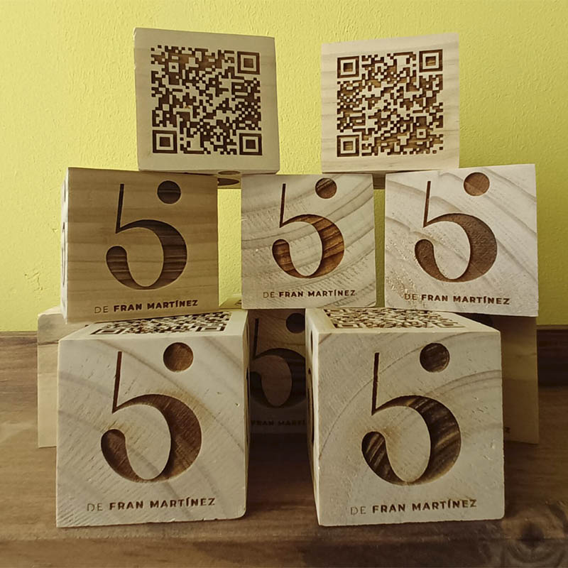 Cubos de madera con carta en QR para restaurante